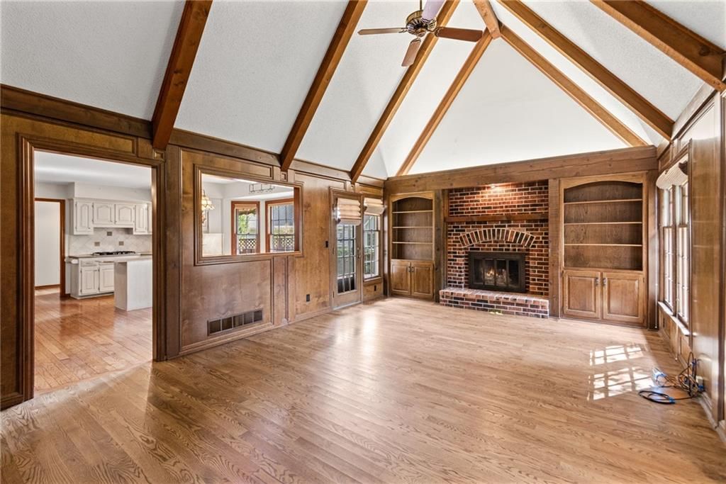 Photo 18 of 45 - 4965 Somerset Drive, Prairie Village, KS 66207