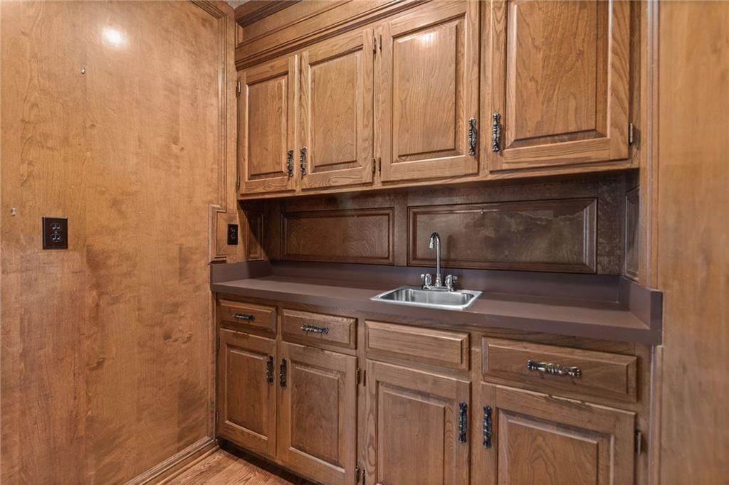 Photo 19 of 45 - 4965 Somerset Drive, Prairie Village, KS 66207