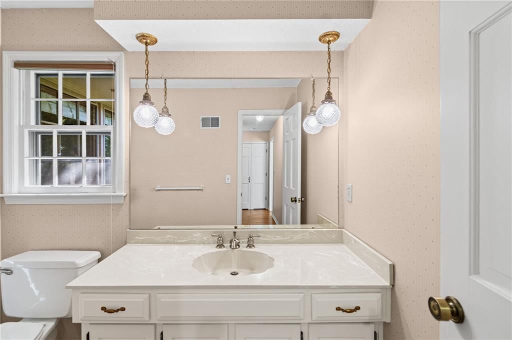 Photo 20 of 45 - 4965 Somerset Drive, Prairie Village, KS 66207