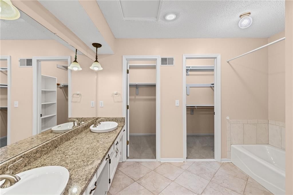 Photo 26 of 45 - 4965 Somerset Drive, Prairie Village, KS 66207