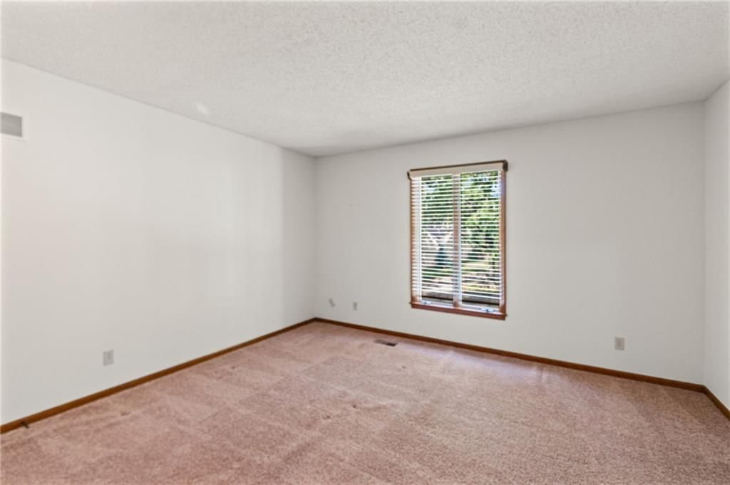 Photo 33 of 45 - 4965 Somerset Drive, Prairie Village, KS 66207