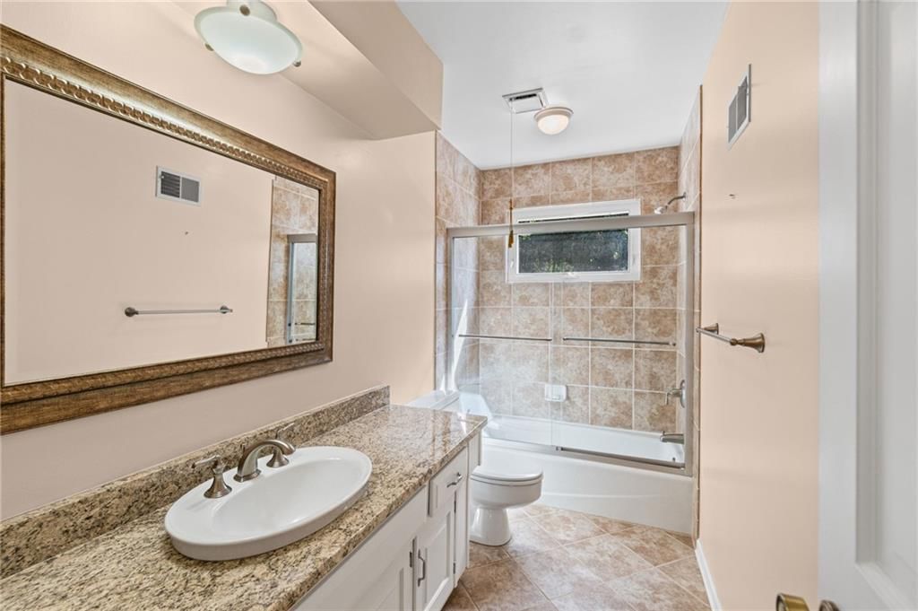 Photo 35 of 45 - 4965 Somerset Drive, Prairie Village, KS 66207