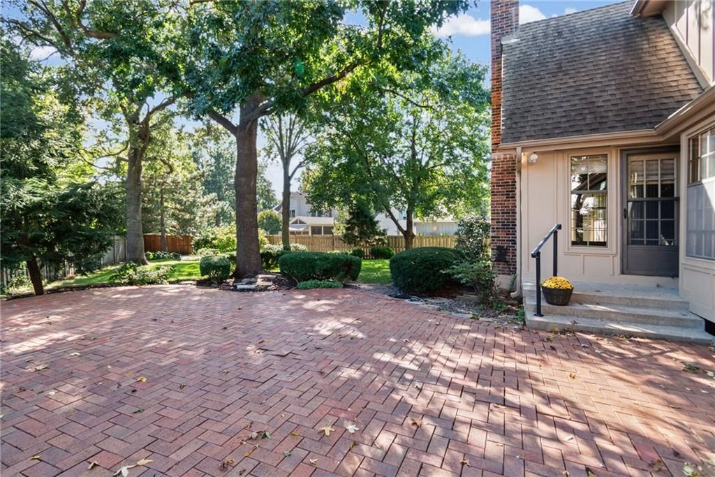 Photo 38 of 45 - 4965 Somerset Drive, Prairie Village, KS 66207
