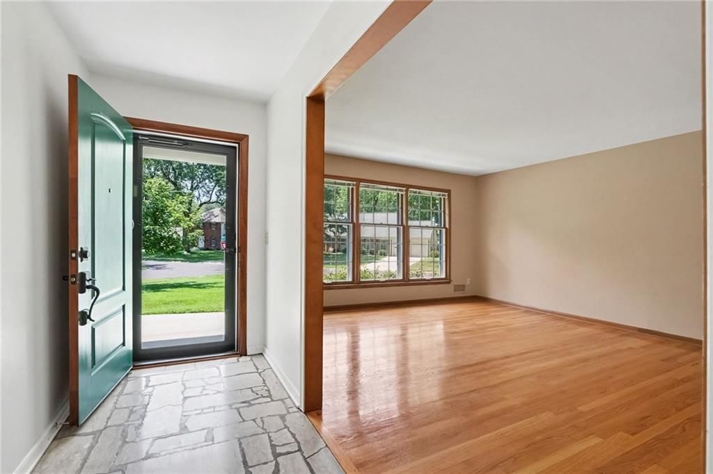 5716 W 97th Terrace — photo 3