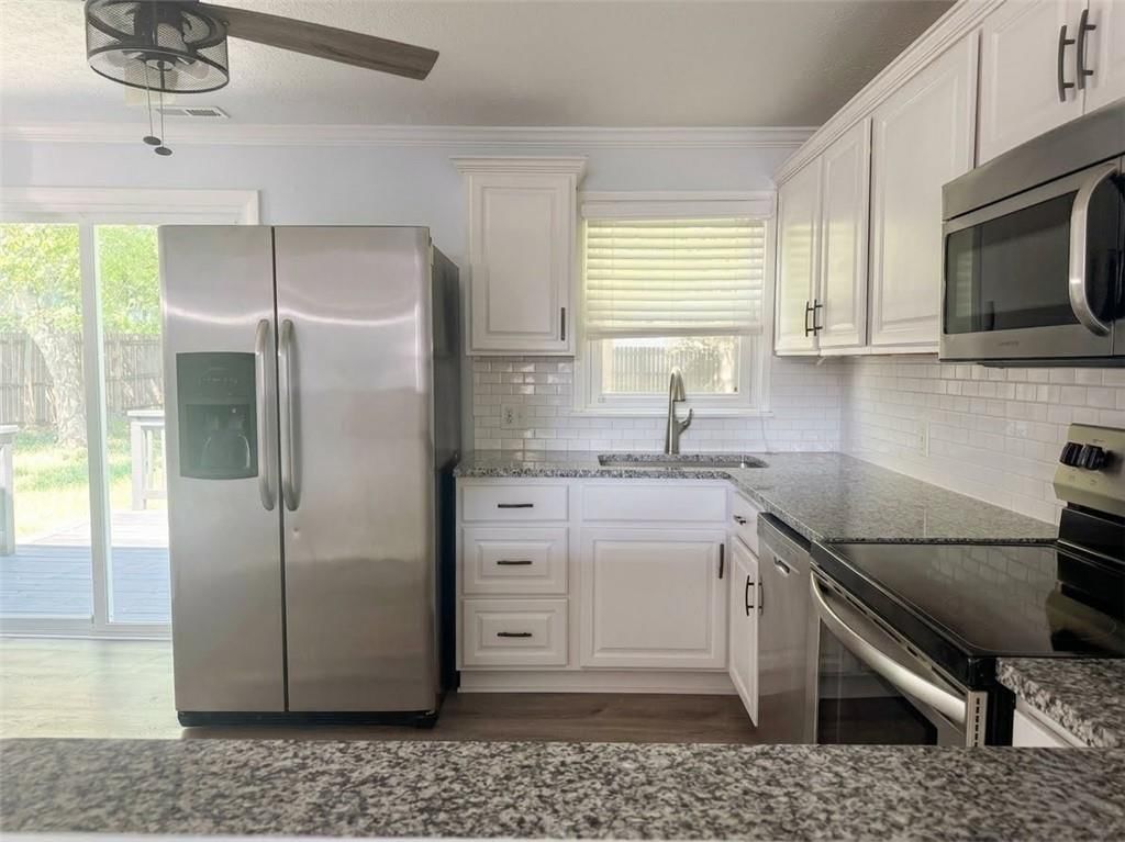 Photo 5 of 13 - 7501 Conser Street, Overland Park, KS 66204