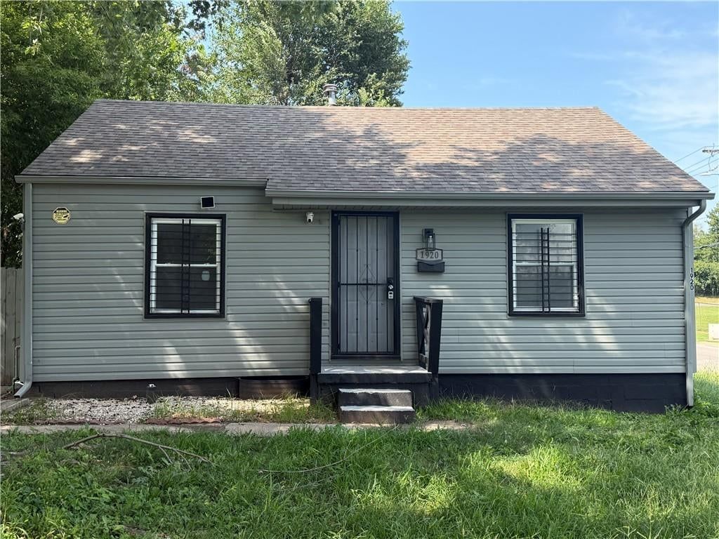 Photo 1 of 16 - 1920 E 84TH Terrace, Kansas City, MO 64132