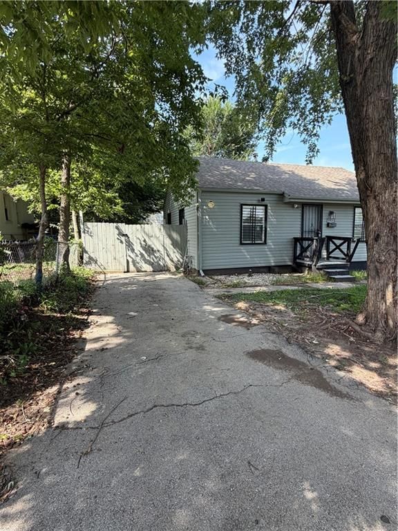 Photo 2 of 16 - 1920 E 84TH Terrace, Kansas City, MO 64132