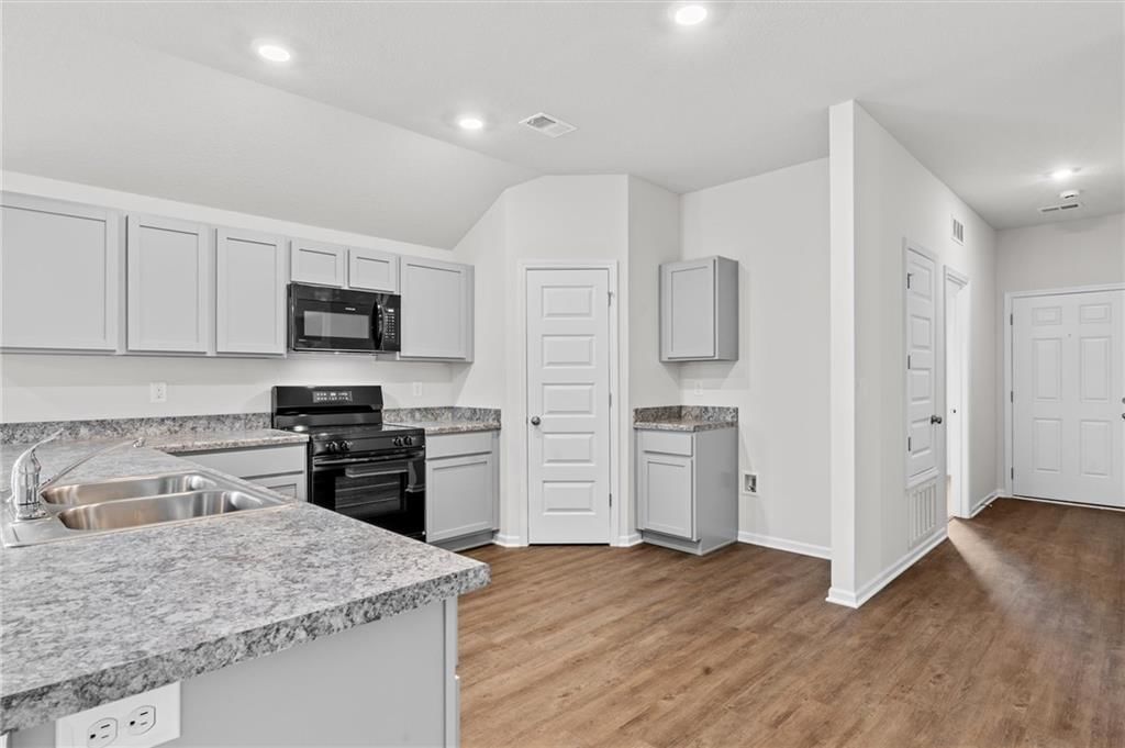 874 N Pear Street — photo 2