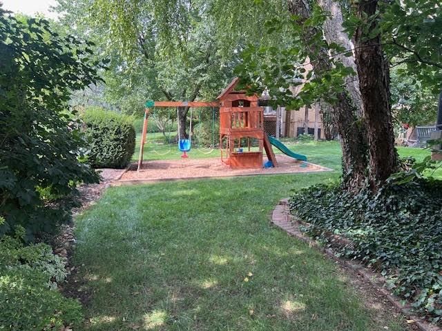 Photo 7 of 8 - 13020 Falmouth Street, Leawood, KS 66209