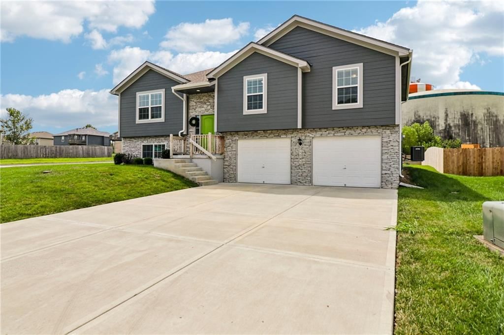 1701 NW Hilltop Court — photo 3