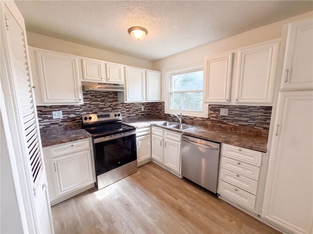 11121 Herrick Avenue — photo 2
