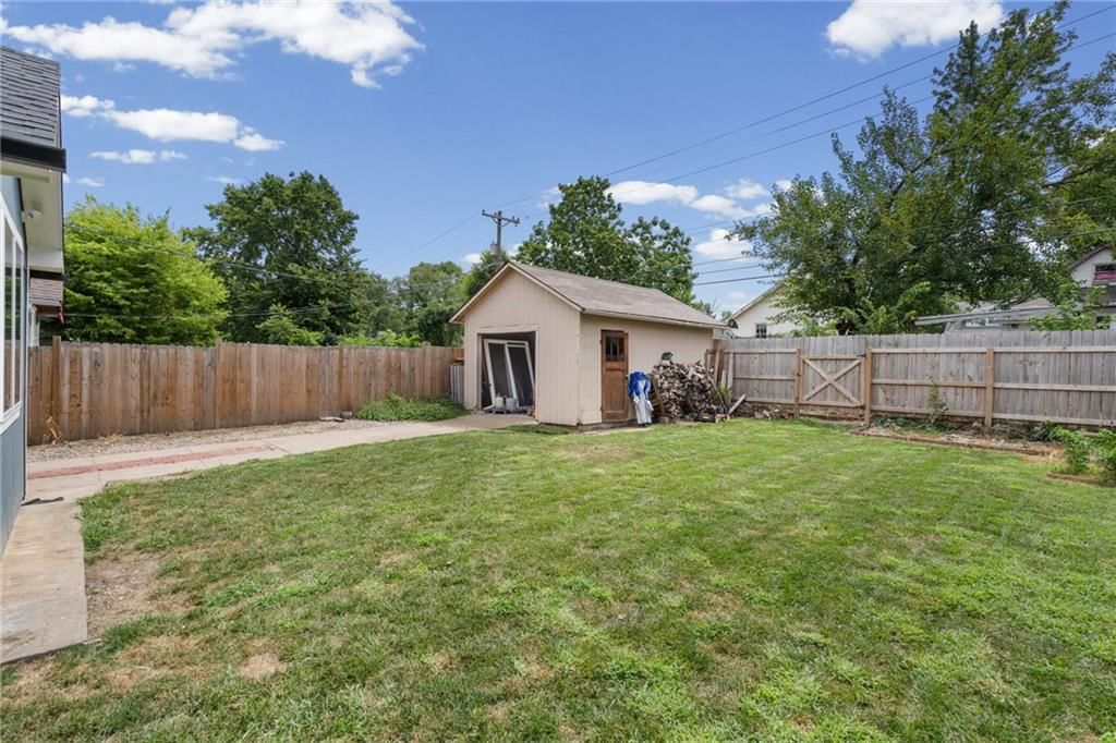 2215 Elizabeth Avenue — photo 32