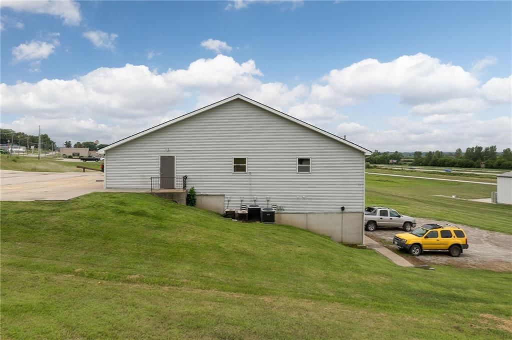 1423 Hwy 59 — photo 3