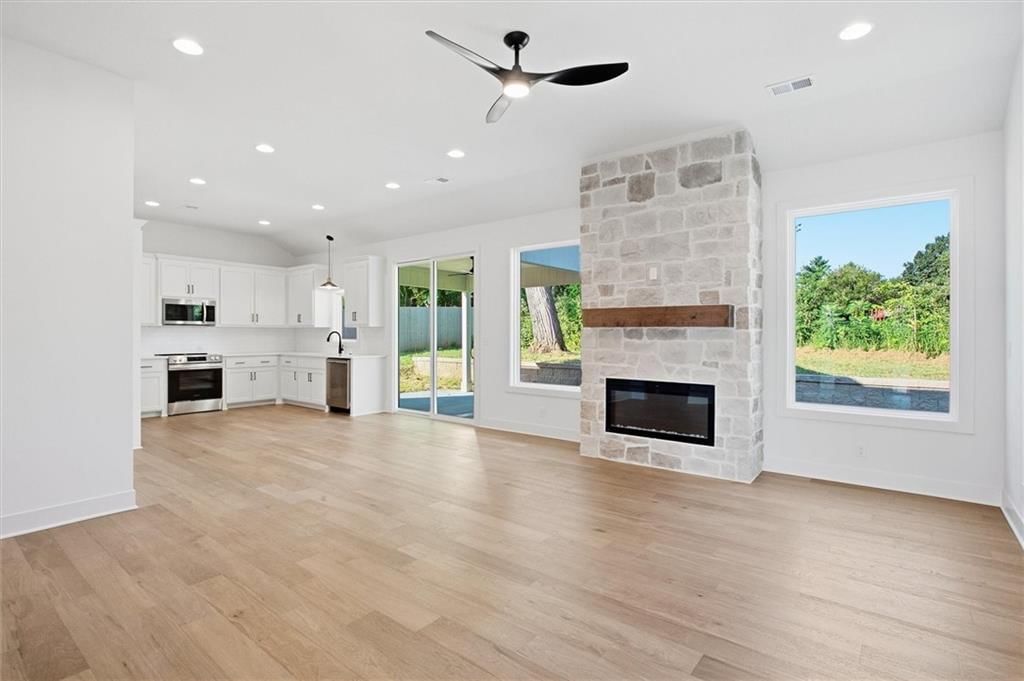 Photo 4 of 27 - 21043 S 225th Street, Spring Hill, KS 66083