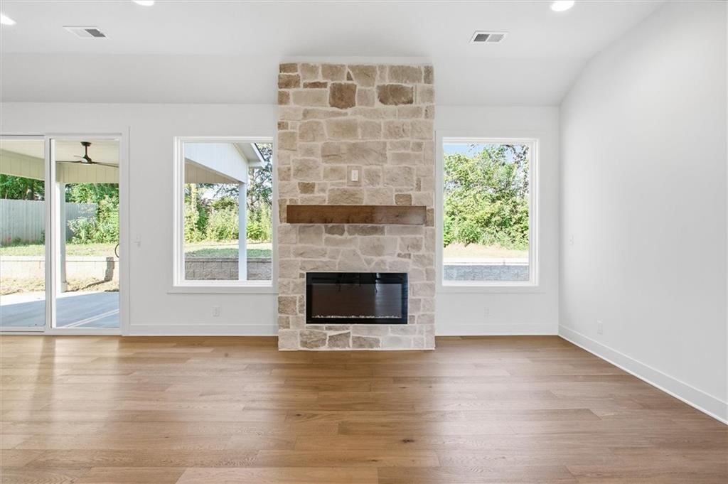 Photo 8 of 27 - 21043 S 225th Street, Spring Hill, KS 66083