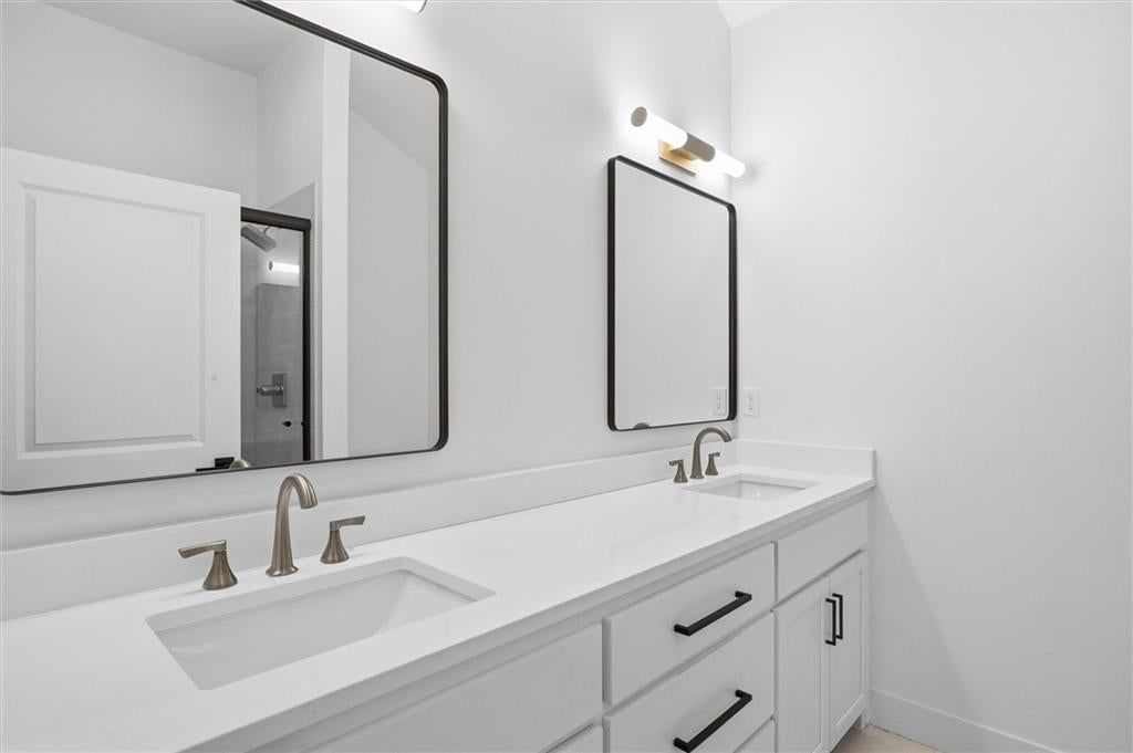 Photo 12 of 27 - 21043 S 225th Street, Spring Hill, KS 66083