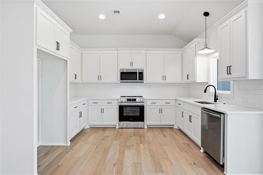 Photo 15 of 27 - 21043 S 225th Street, Spring Hill, KS 66083