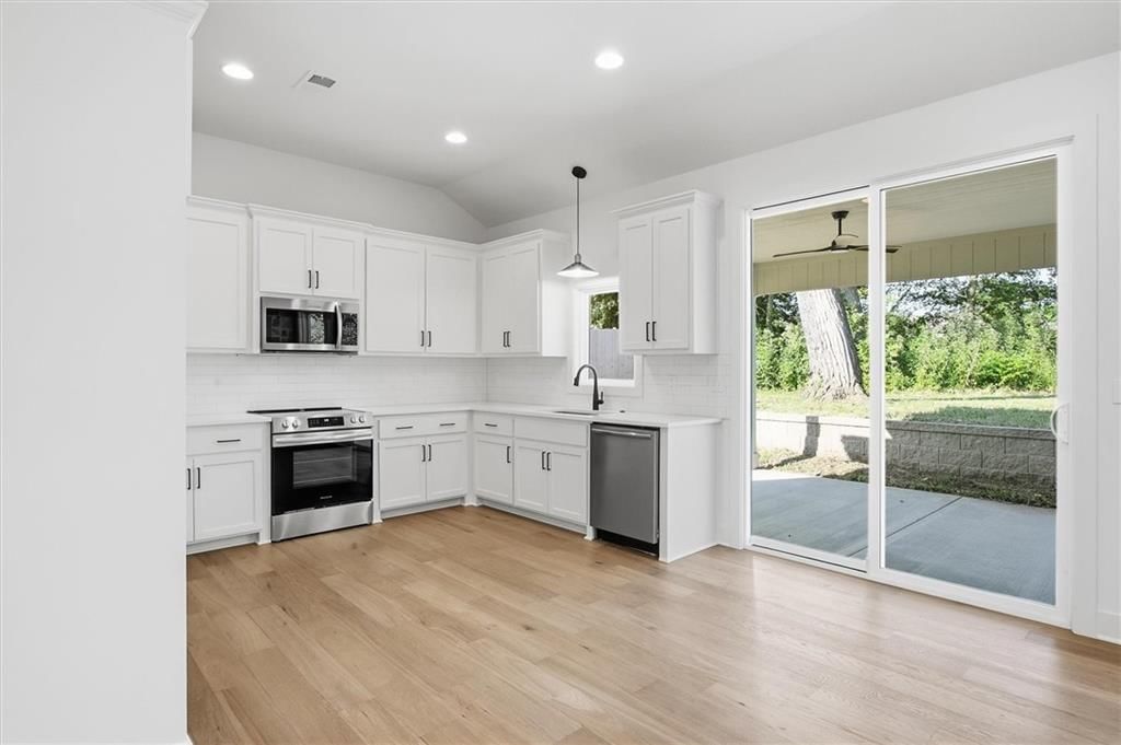 Photo 16 of 27 - 21043 S 225th Street, Spring Hill, KS 66083