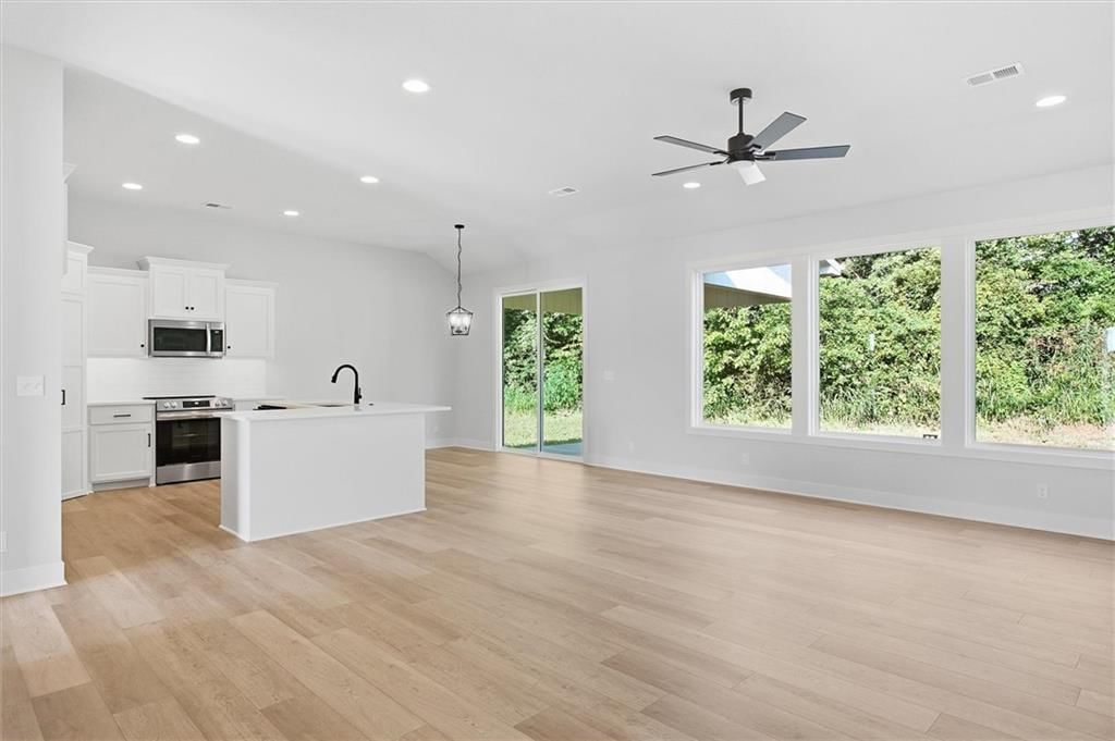Photo 4 of 26 - 21063 W 225th Street, Spring Hill, KS 66083