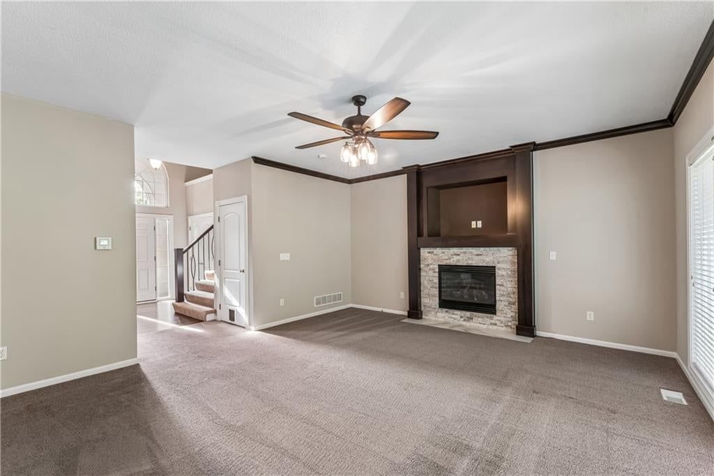 Photo 9 of 62 - 12178 S PRAIRIE CREEK Parkway, Olathe, KS 66062