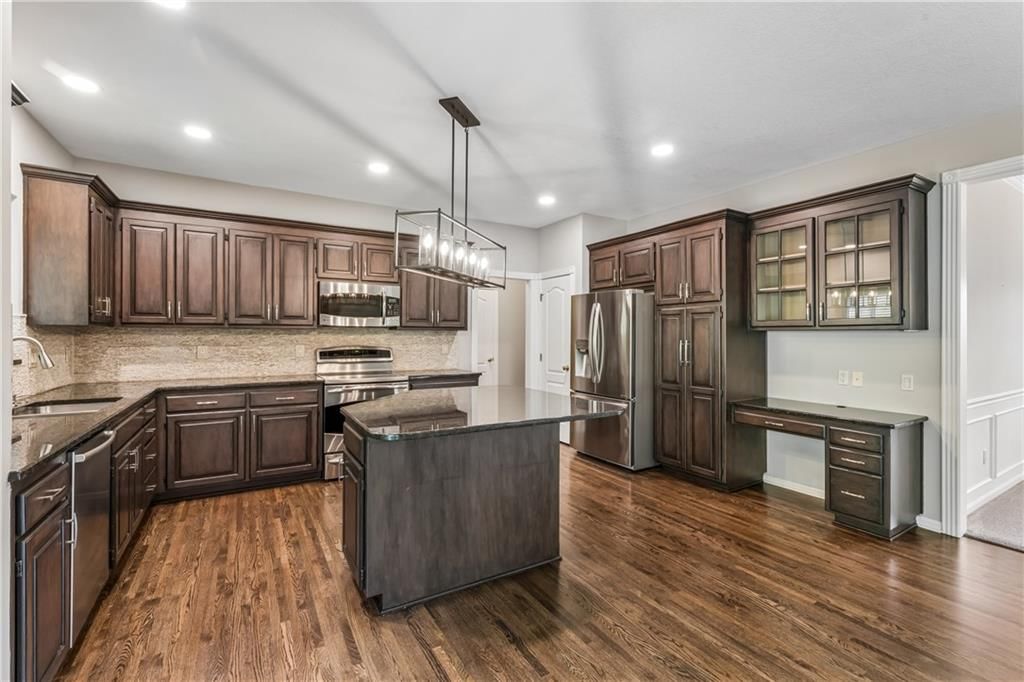 Photo 14 of 62 - 12178 S PRAIRIE CREEK Parkway, Olathe, KS 66062
