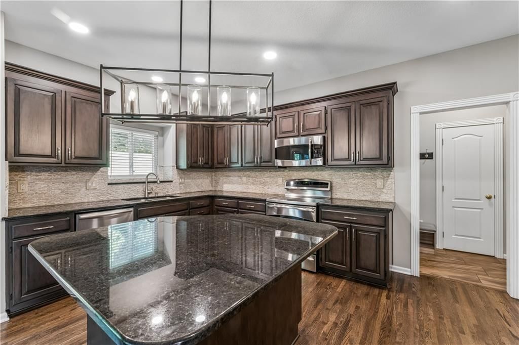 Photo 15 of 62 - 12178 S PRAIRIE CREEK Parkway, Olathe, KS 66062