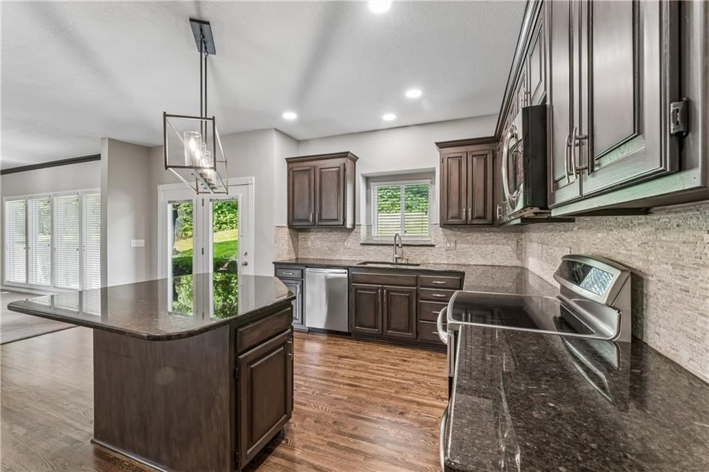 Photo 16 of 62 - 12178 S PRAIRIE CREEK Parkway, Olathe, KS 66062