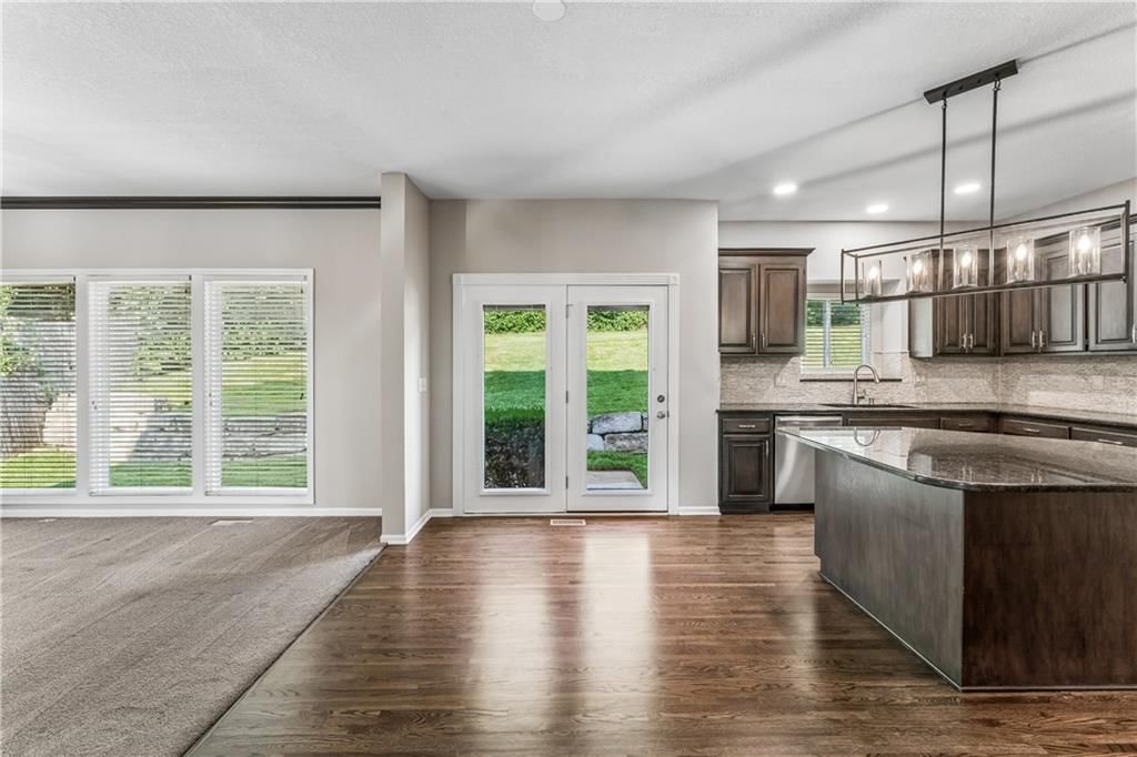 Photo 19 of 62 - 12178 S PRAIRIE CREEK Parkway, Olathe, KS 66062