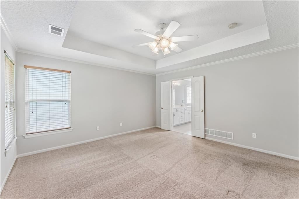 Photo 28 of 62 - 12178 S PRAIRIE CREEK Parkway, Olathe, KS 66062