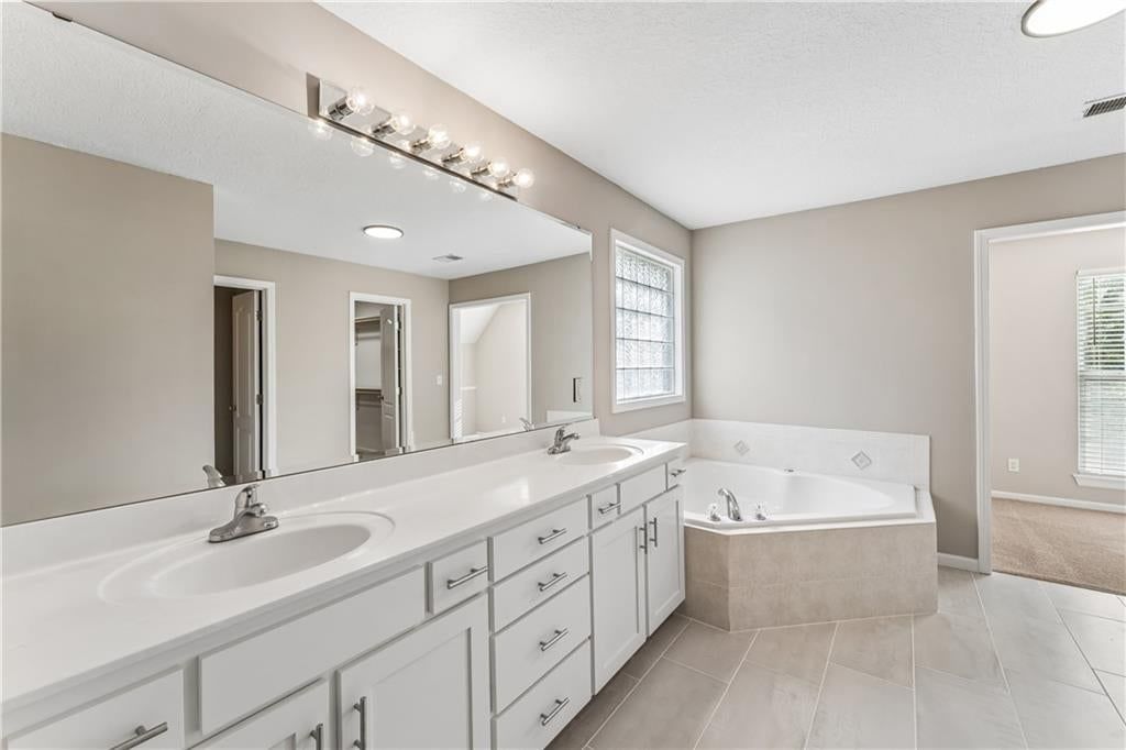 Photo 30 of 62 - 12178 S PRAIRIE CREEK Parkway, Olathe, KS 66062