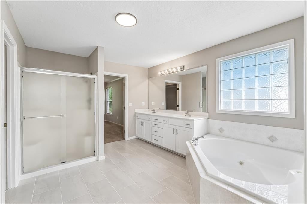 Photo 31 of 62 - 12178 S PRAIRIE CREEK Parkway, Olathe, KS 66062