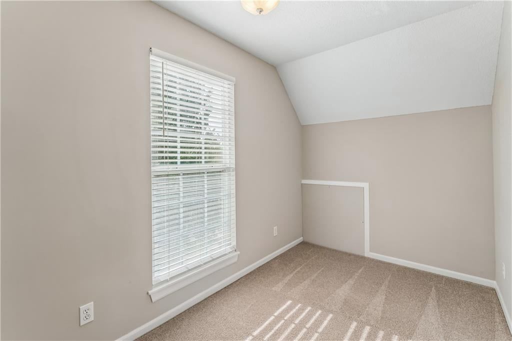 Photo 32 of 62 - 12178 S PRAIRIE CREEK Parkway, Olathe, KS 66062