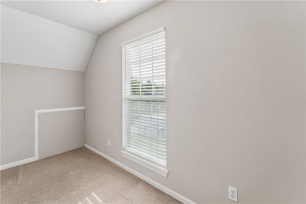 Photo 33 of 62 - 12178 S PRAIRIE CREEK Parkway, Olathe, KS 66062