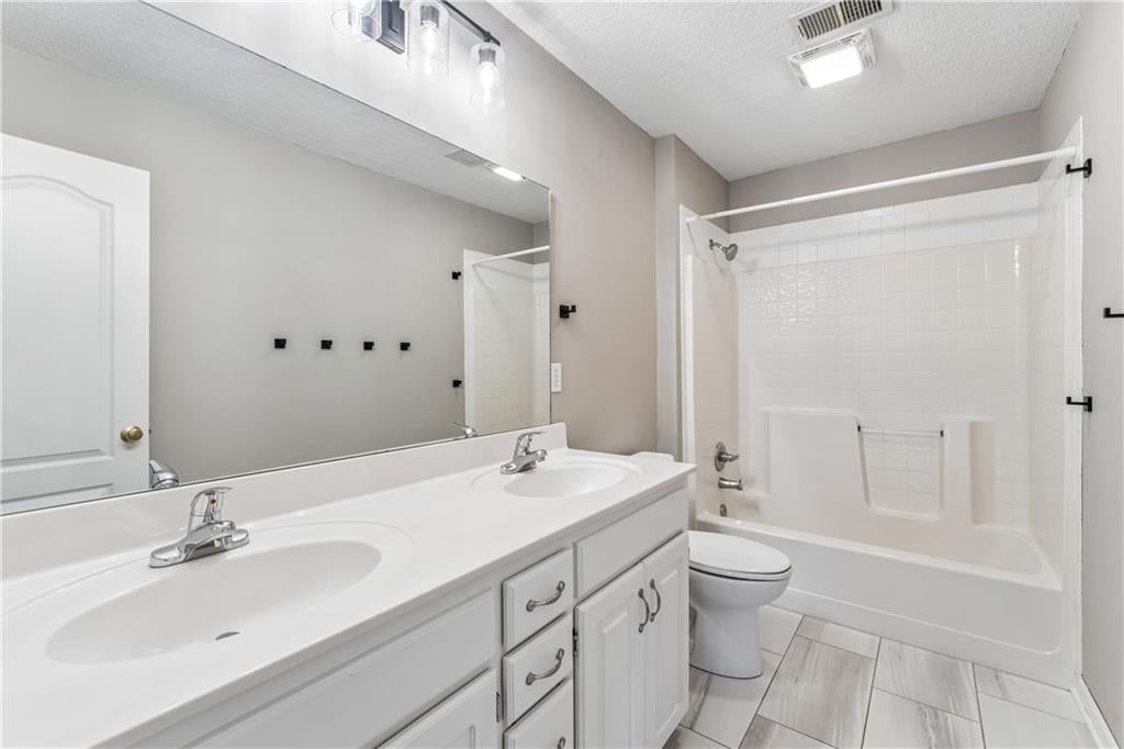 Photo 40 of 62 - 12178 S PRAIRIE CREEK Parkway, Olathe, KS 66062