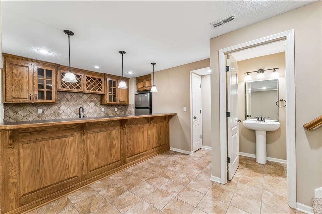 Photo 44 of 62 - 12178 S PRAIRIE CREEK Parkway, Olathe, KS 66062