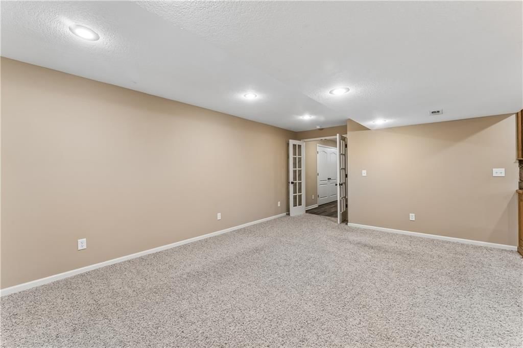 Photo 45 of 62 - 12178 S PRAIRIE CREEK Parkway, Olathe, KS 66062