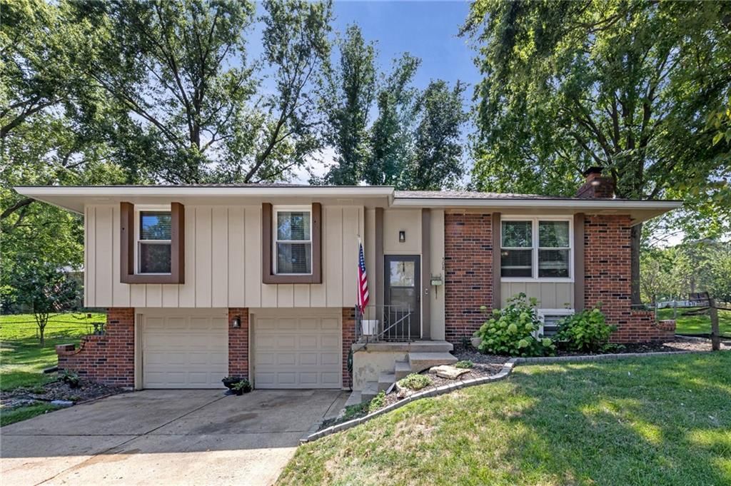 508 NE Grant Drive — photo 1