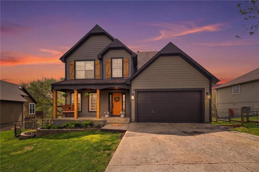 215 E Whispering Hills Boulevard, Lone Jack, MO: listing photo 2