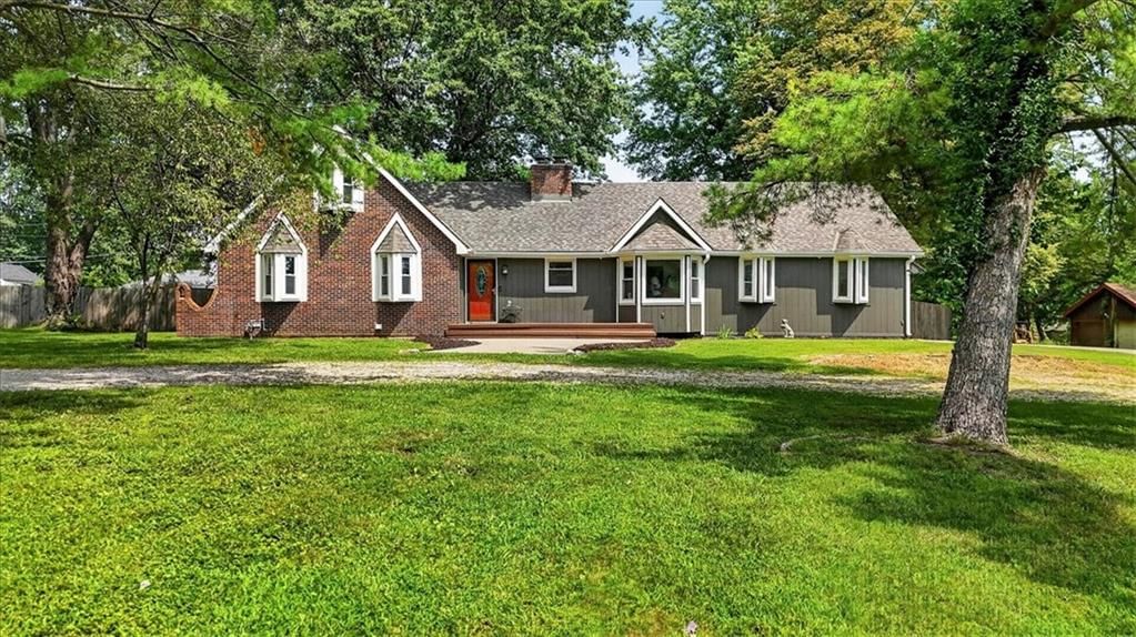 315 S Peculiar Drive — photo 2