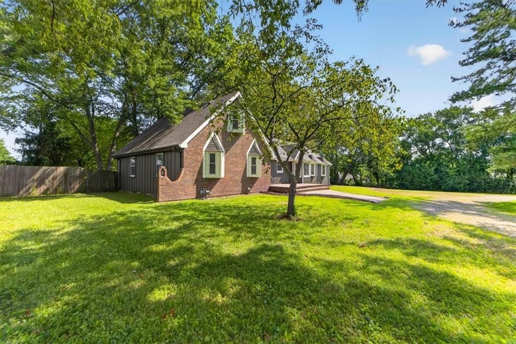 315 S Peculiar Drive — photo 3