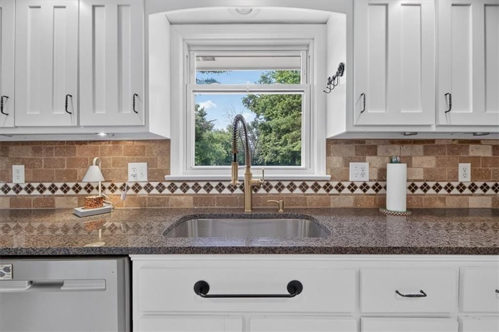 315 S Peculiar Drive — photo 8