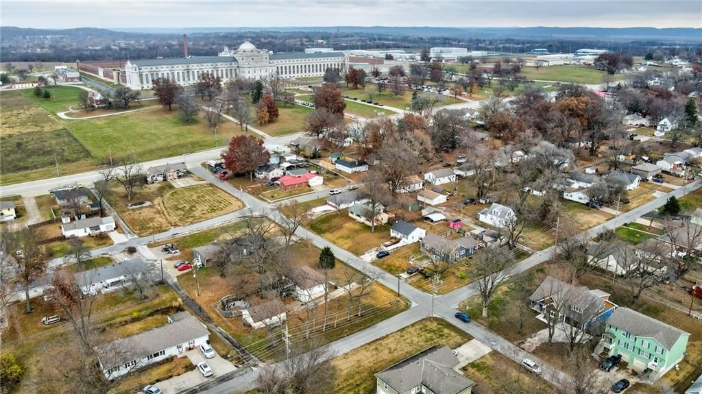 Fenced yard, big backyard and flat lot at 920 N 14th Street, Leavenworth, KS 66048