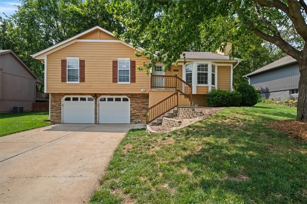 1712 NE Whitestone Drive, Lee's Summit, MO