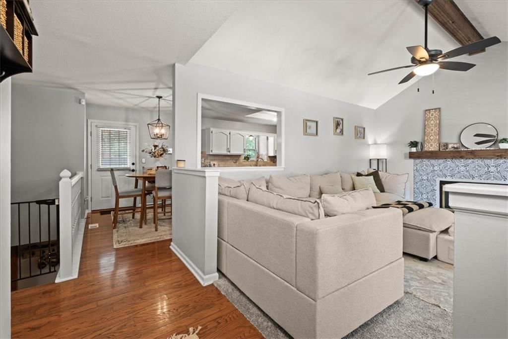 1712 NE Whitestone Drive, Lee's Summit, MO: listing photo 2