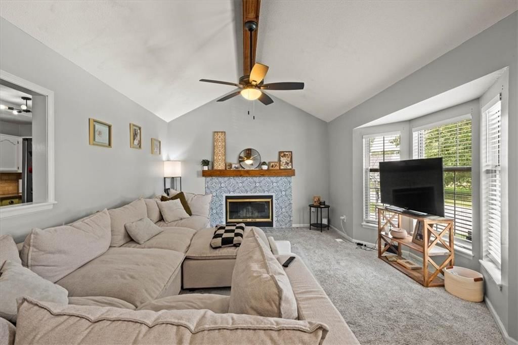 1712 NE Whitestone Drive, Lee's Summit, MO: listing photo 3