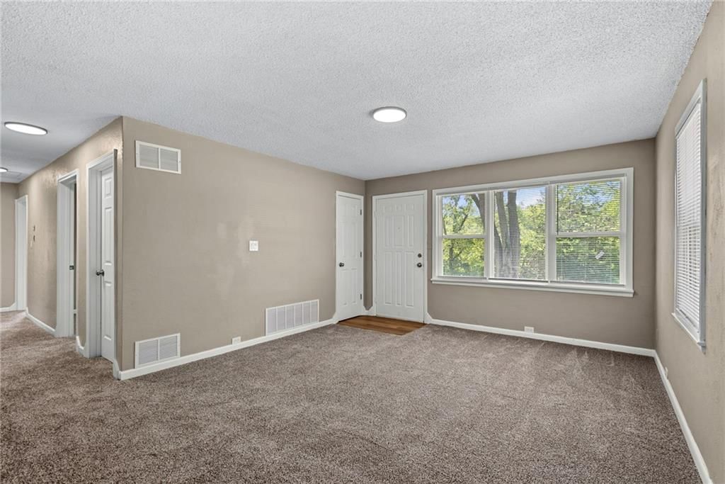 Photo 4 of 31 - 4209 Arlington Avenue, Kansas City, MO 64133