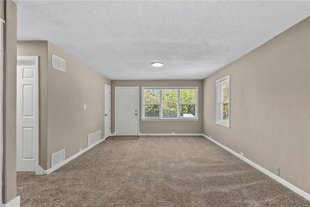 Photo 5 of 31, 4209 Arlington Avenue, Kansas City, MO 64133