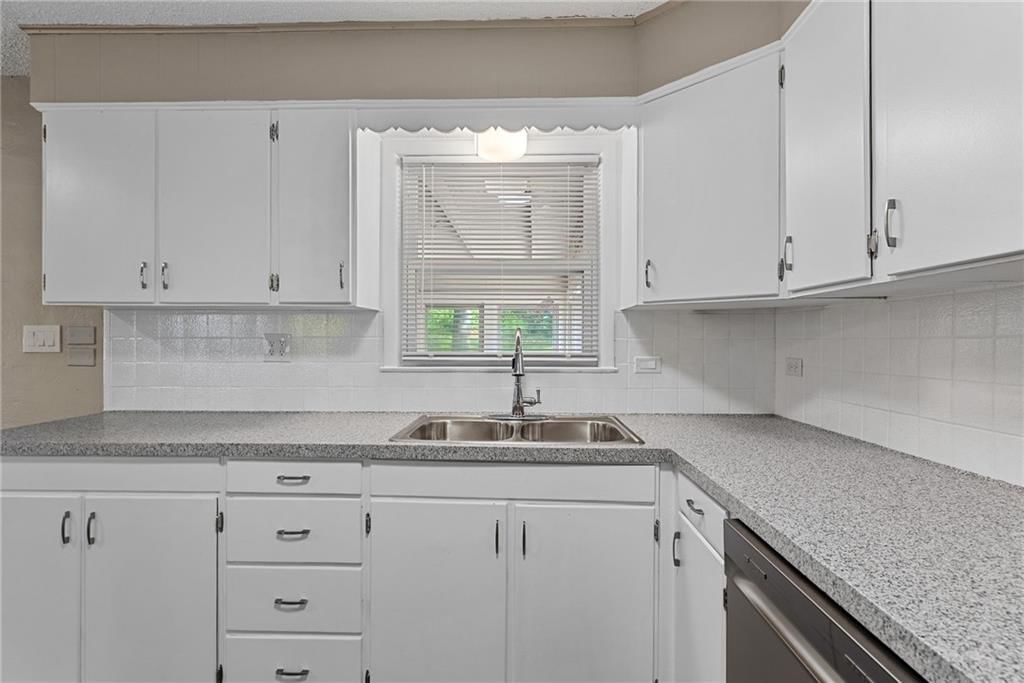 Photo 10 of 31, 4209 Arlington Avenue, Kansas City, MO 64133