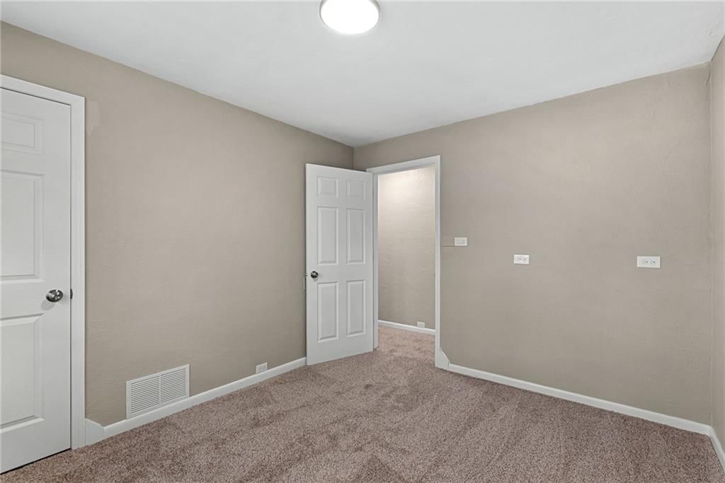 Photo 11 of 31 - 4209 Arlington Avenue, Kansas City, MO 64133