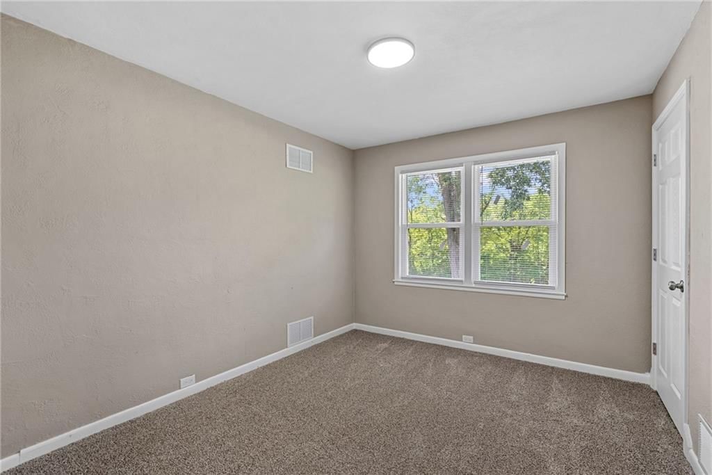 Photo 12 of 31 - 4209 Arlington Avenue, Kansas City, MO 64133